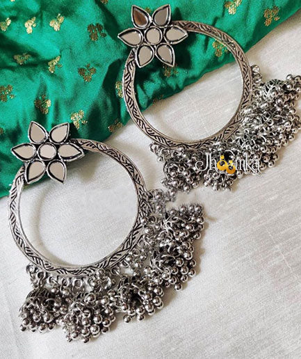 Mirror with circle earring